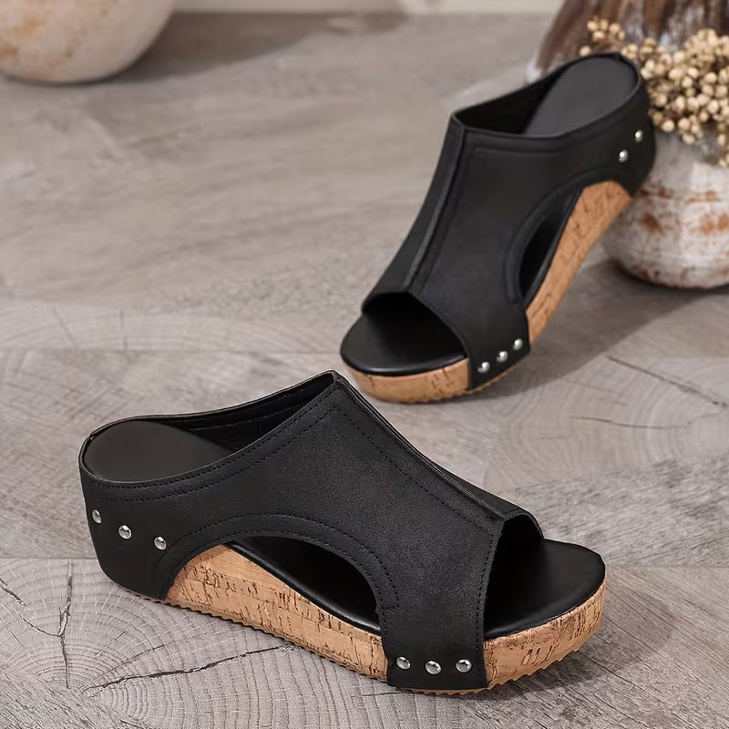 Sandales compensées femme cloutées