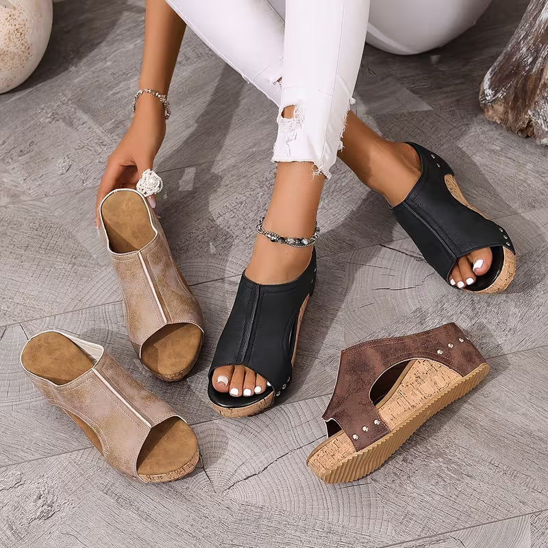 Sandales compensées femme cloutées