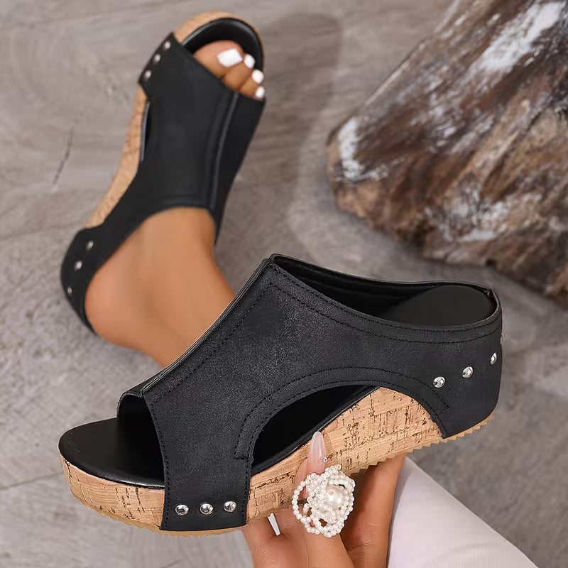 Sandales compensées femme cloutées