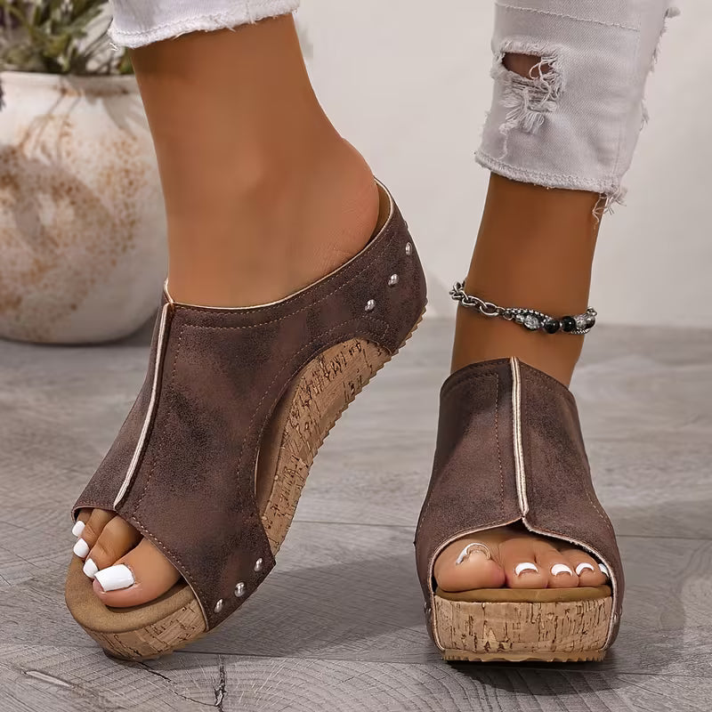 Sandales compensées femme cloutées