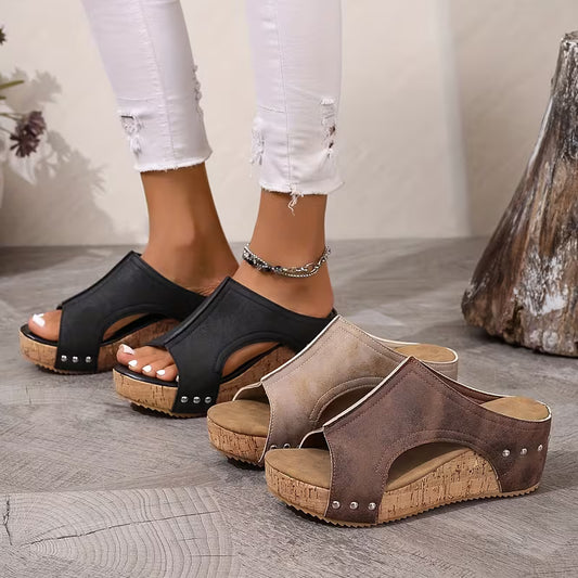Sandales compensées femme cloutées
